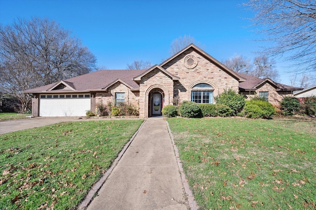 view of front of home featuring a front lawn and a garage