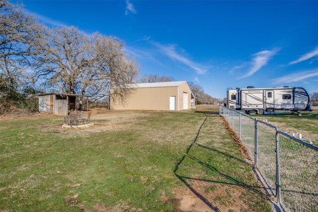 view of yard featuring an outbuilding