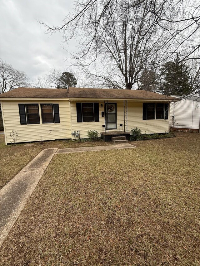 view of front facade with a front yard