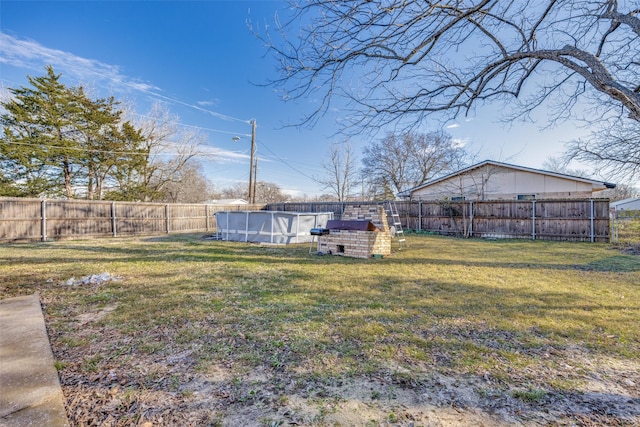 view of yard featuring a fenced in pool