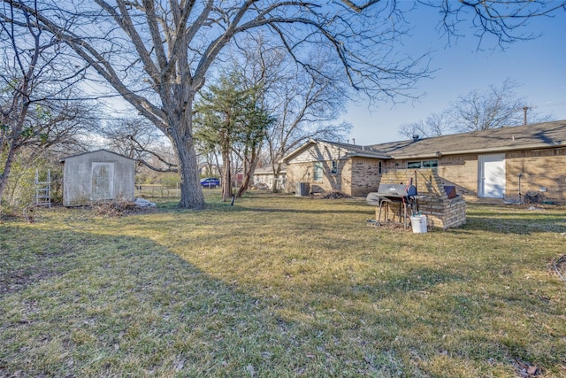 view of yard with a storage unit