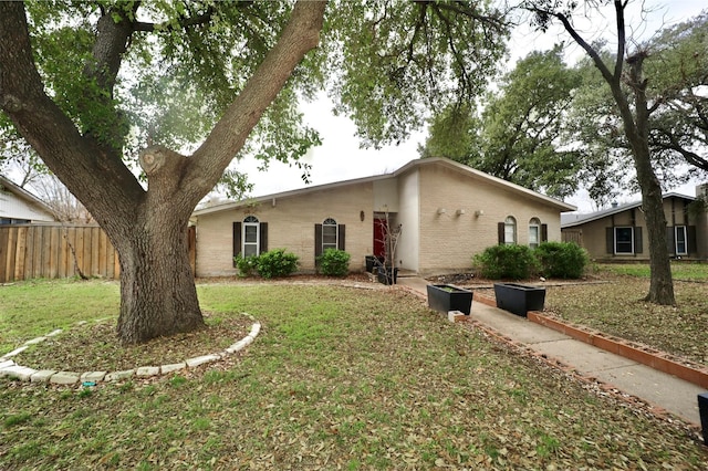 ranch-style home featuring a front lawn