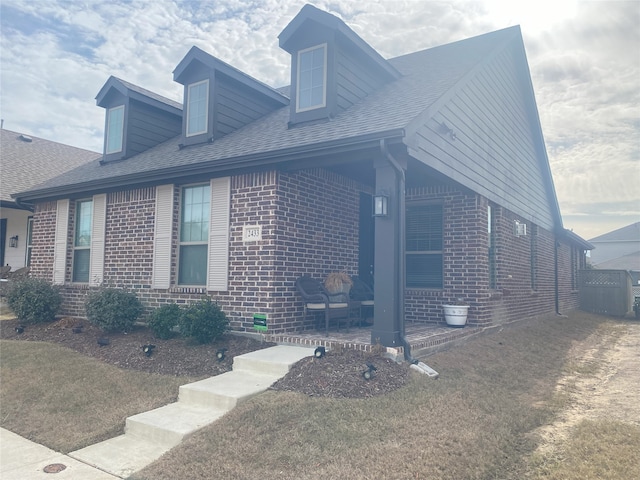 view of front of home featuring a front lawn