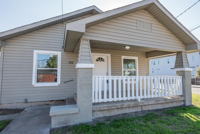 view of front facade with a porch and a front lawn