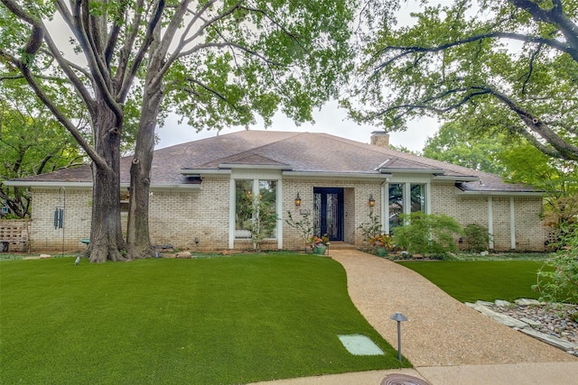 single story home featuring a front yard