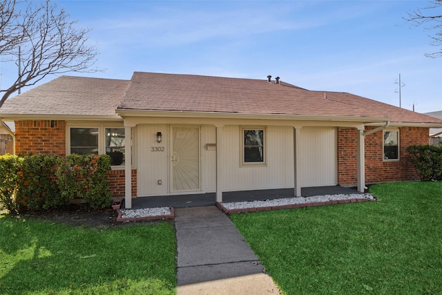 single story home with a front yard