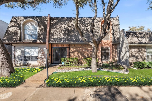 view of front of house with a front lawn