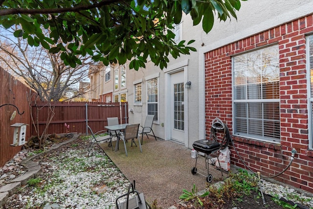 view of yard featuring a patio area