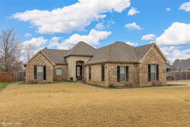 view of front of property featuring a front yard