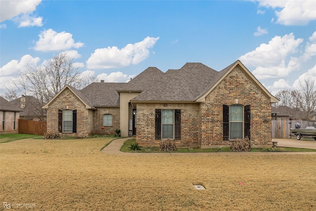 view of front of property featuring a front lawn