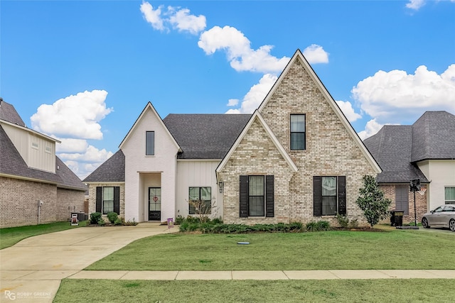 view of front of house featuring a front yard