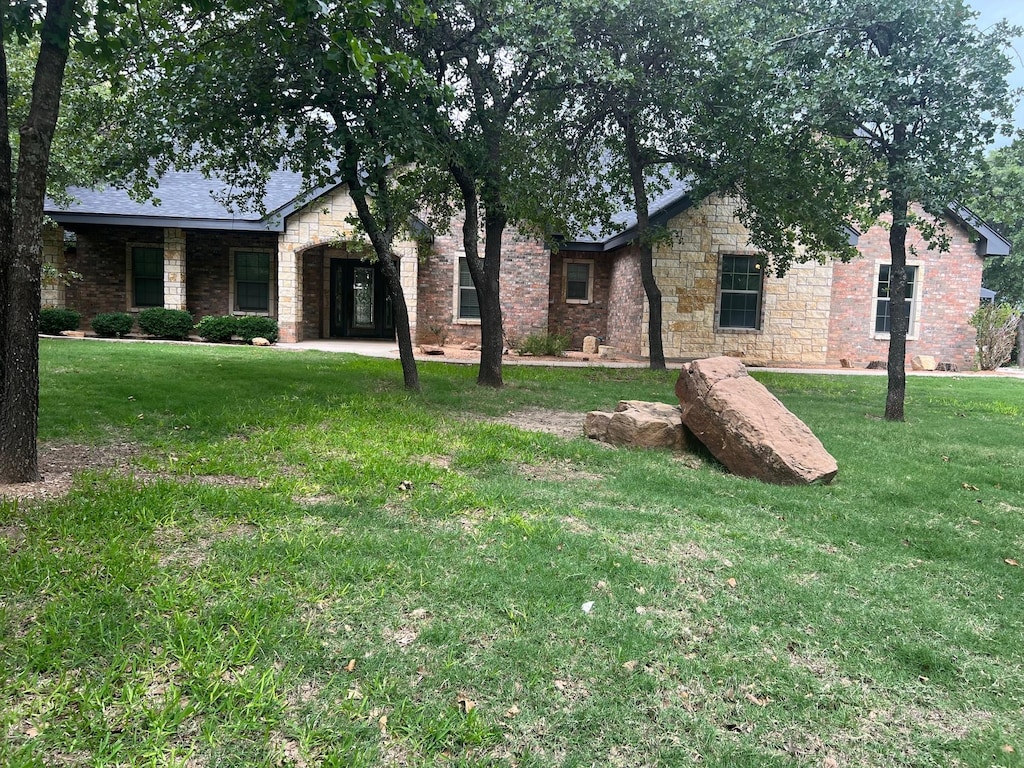 view of front of home featuring a front lawn