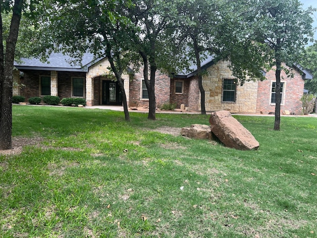 view of front of home featuring a front lawn