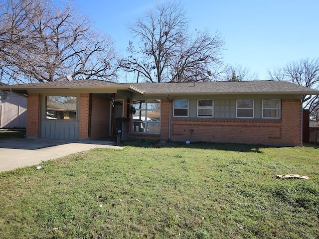 ranch-style home featuring a front yard