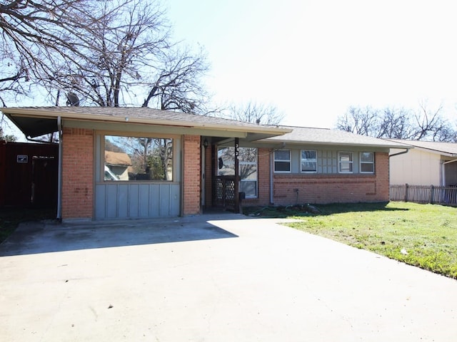 view of front of property with a front yard