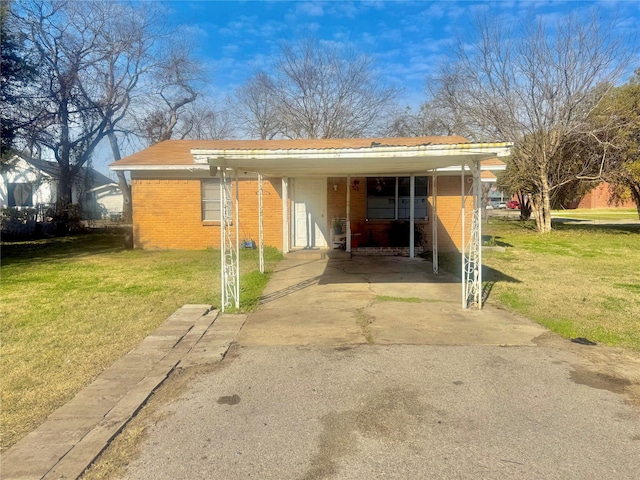 view of outdoor structure with a carport and a lawn