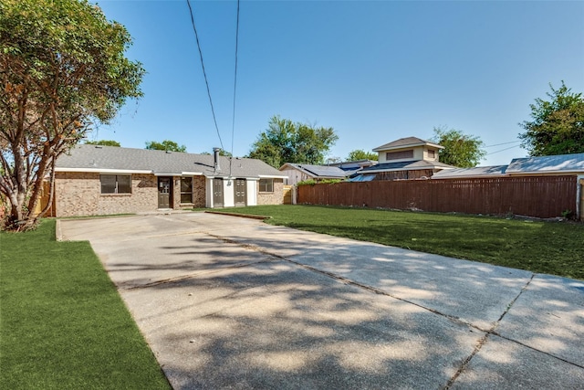 view of front of house featuring a front yard