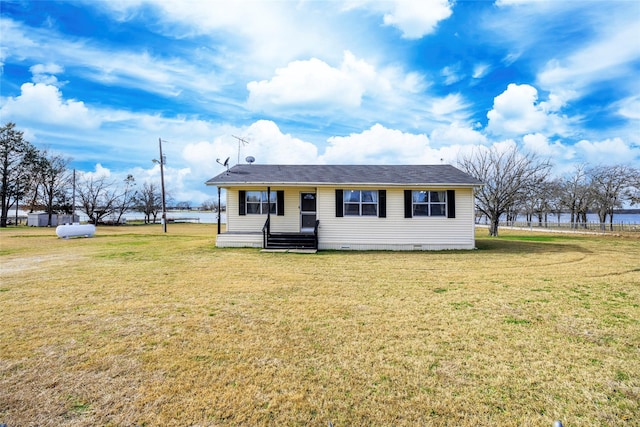 view of front of property featuring a front yard