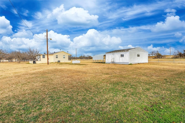 view of yard featuring an outdoor structure