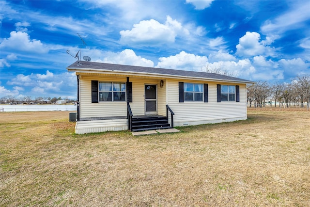 view of front facade featuring crawl space and a front lawn