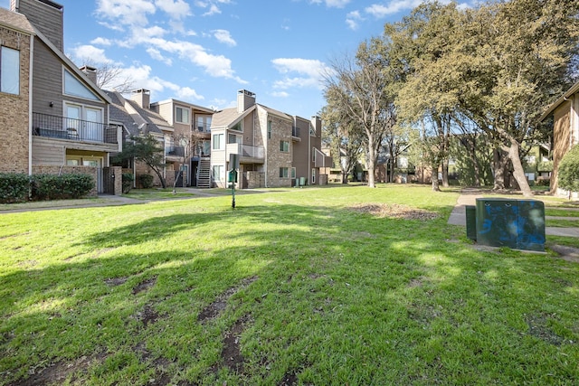 view of property's community featuring a lawn