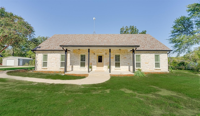 view of front of house featuring a front lawn