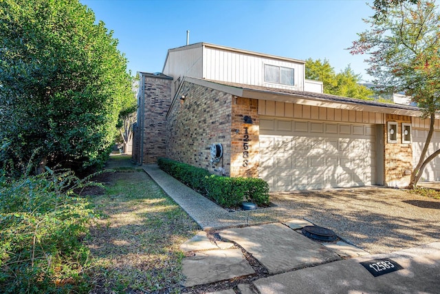 view of front facade with a garage and driveway