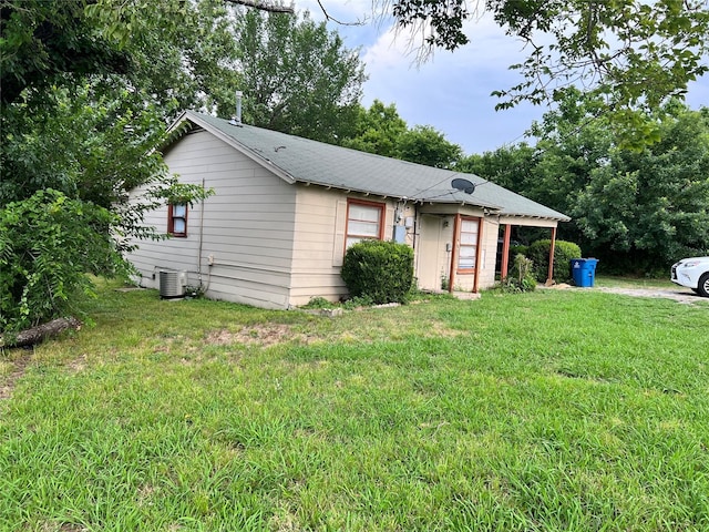 view of front of home featuring central air condition unit and a front lawn