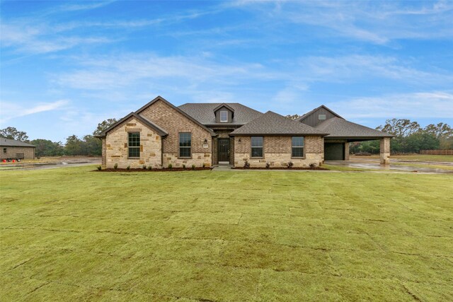 view of front of home with a carport and a front yard