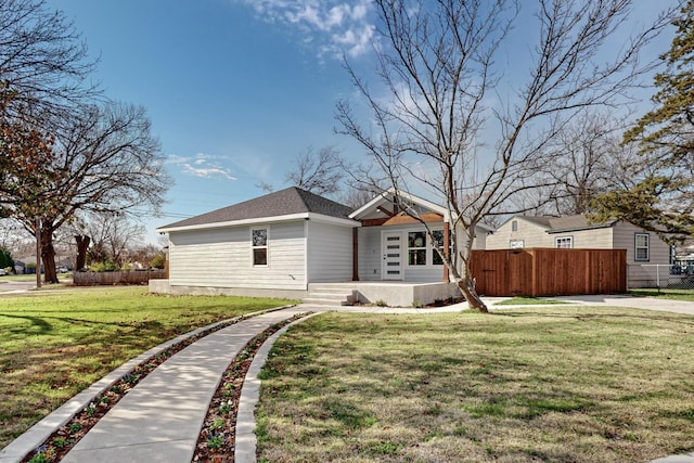 view of front of house featuring a front lawn