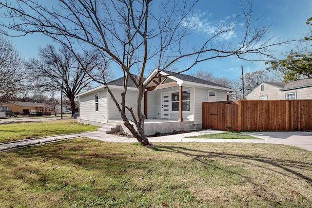 view of front of house featuring a front yard