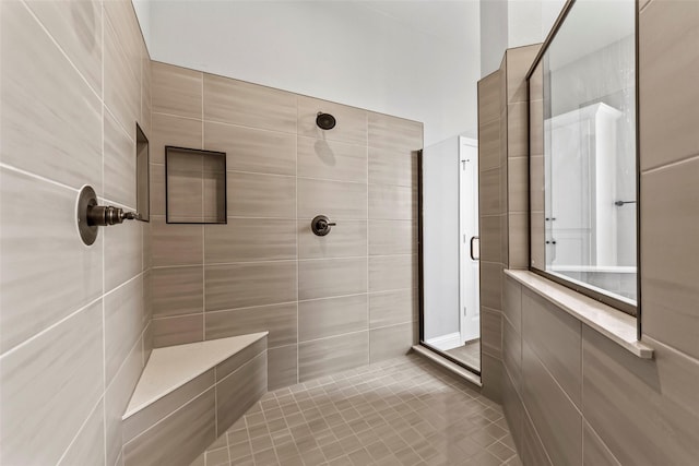 bathroom featuring a tile shower