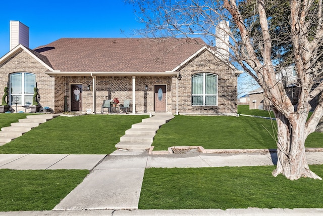 view of front of property featuring a front lawn