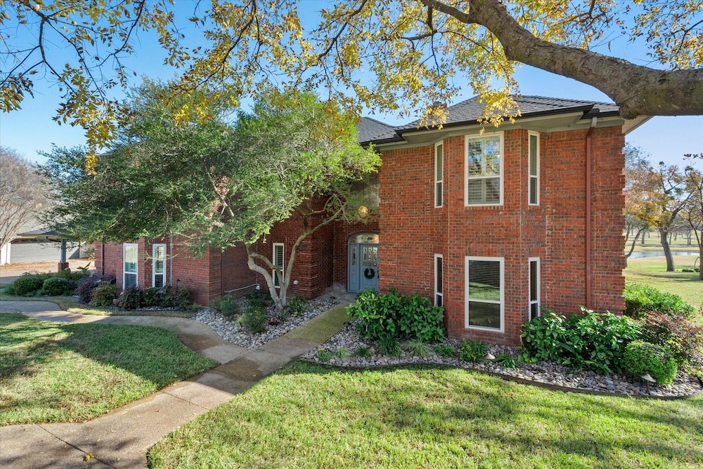 view of front of home featuring a front lawn