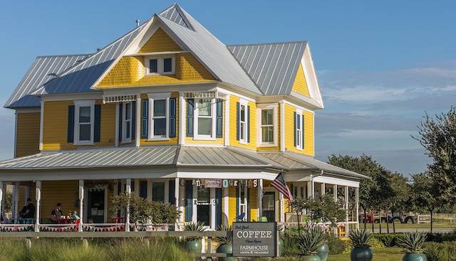 view of front facade featuring a porch