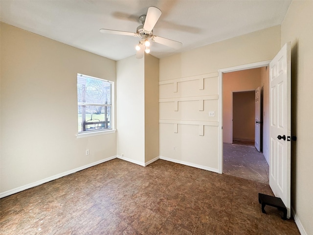 unfurnished bedroom featuring ceiling fan and a closet