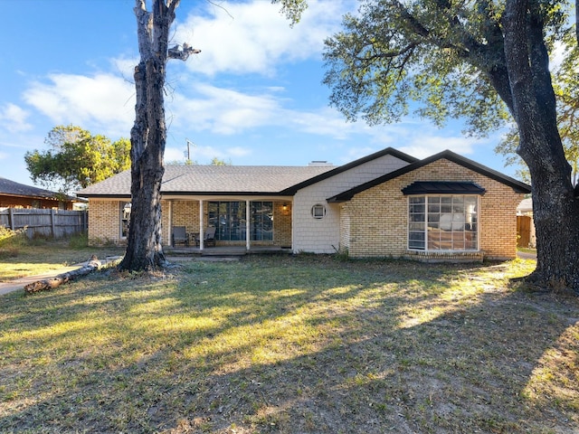 ranch-style home featuring a front lawn