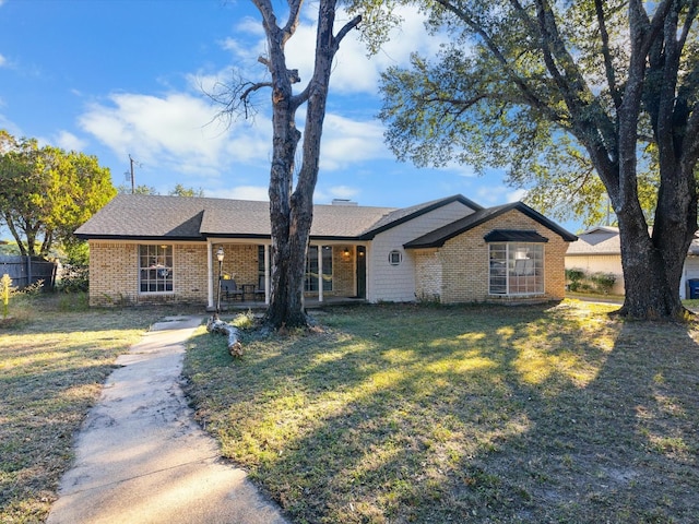 single story home featuring a front lawn