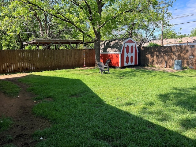 view of yard with a storage unit