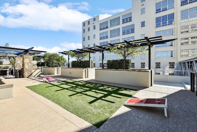 view of yard featuring a pergola