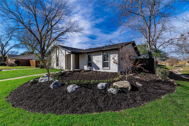 view of front facade featuring a front yard