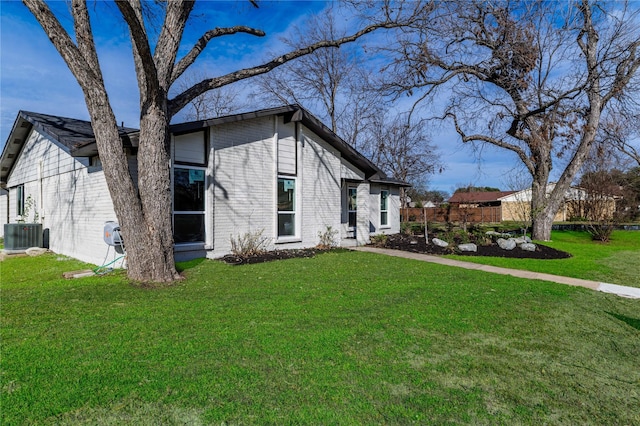 view of front of property featuring central AC unit and a front yard