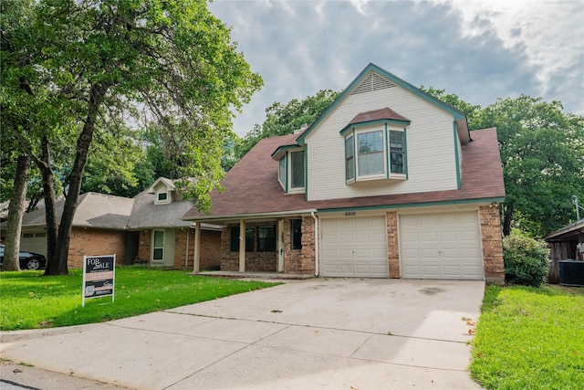 6010 Paradise Dr, Arlington, TX 76001 - view of front of property with brick siding, driveway, and a front lawn