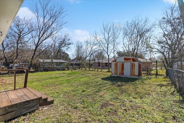 view of yard featuring a shed