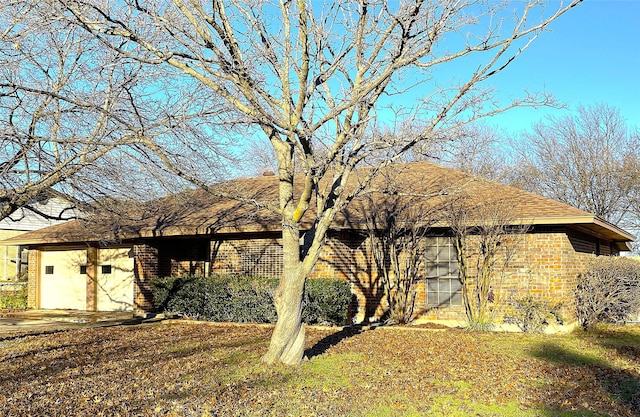 view of front of property featuring a front yard and a garage