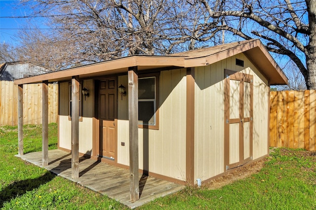 view of outdoor structure featuring a yard