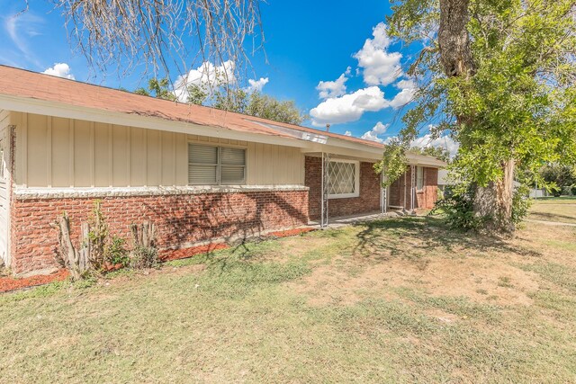 single story home with a front lawn