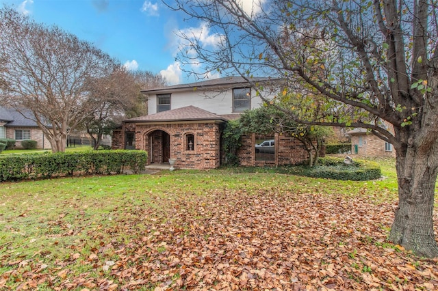 view of front of home featuring a front lawn