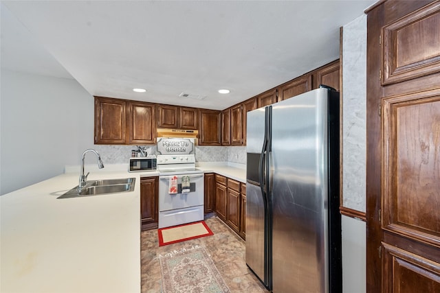 kitchen featuring kitchen peninsula, stainless steel fridge with ice dispenser, sink, and electric stove