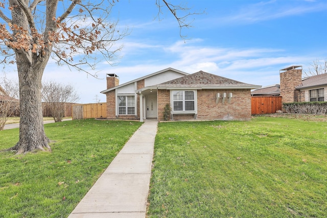 ranch-style house featuring a front yard